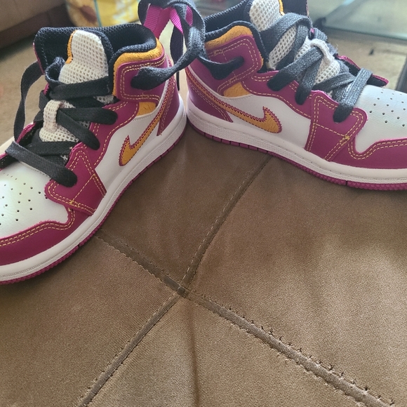 Kids Jordan Familia Size 9C - Picture 6 of 9